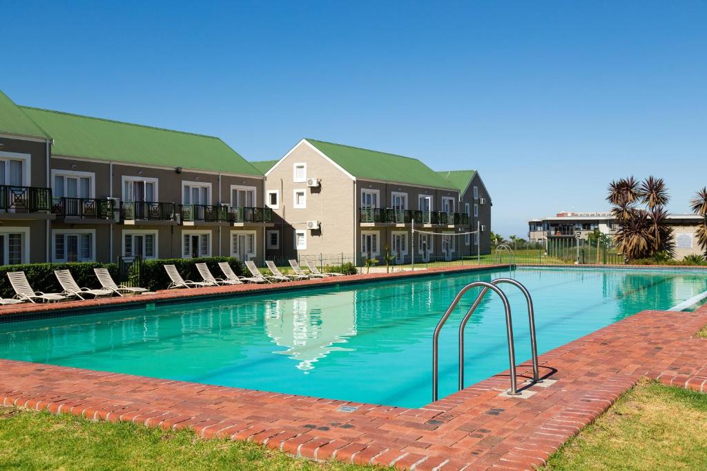 Protea Hotel Stellenbosch and Conference Centre スイミングプール