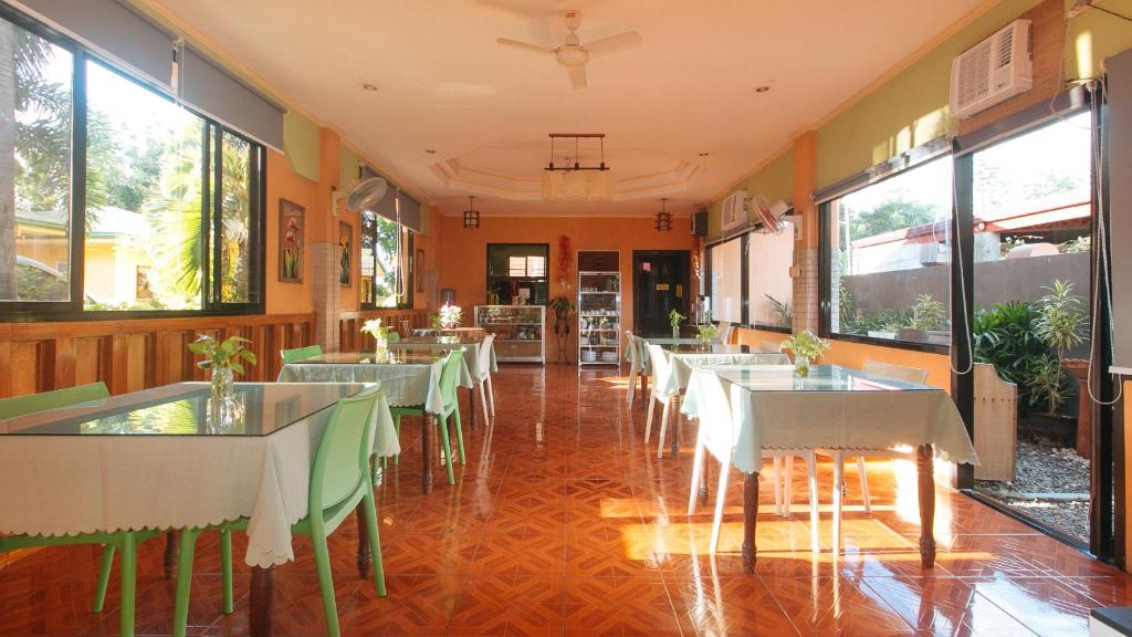 Restaurant, RedDoorz @ Farm Side Hotel Laoag City in Ilocos Norte
