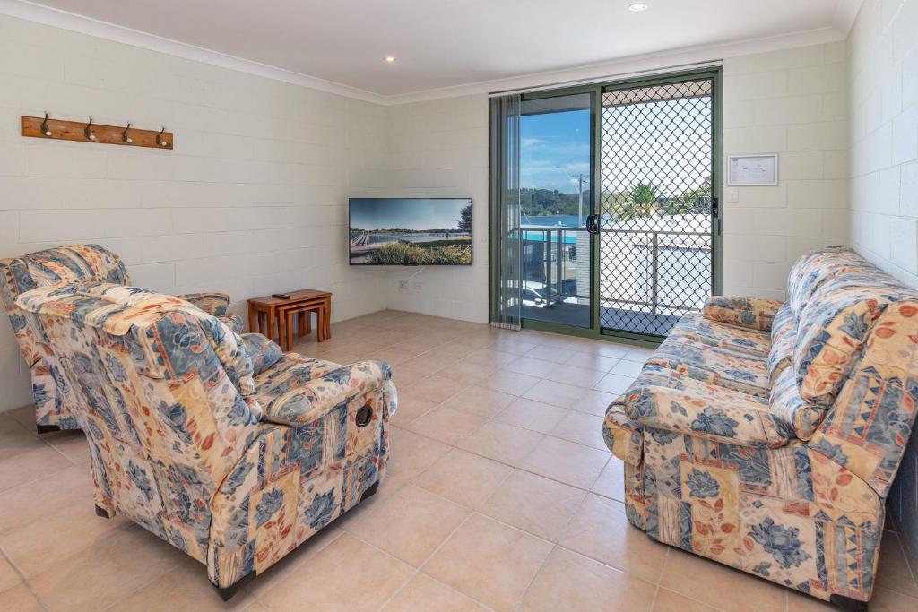 Unit 1 of 5 Lake St, Forster
