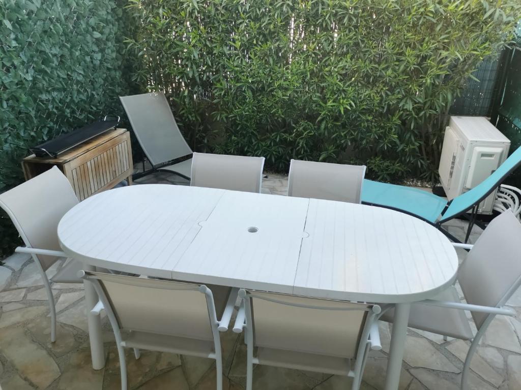 Pavillon 6 pers avec piscine, clim, terrasses et parking privé - FR-1-781-72 - 2