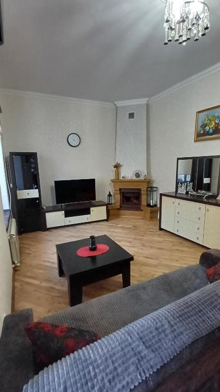 Spacious Apartment in Center, near Nizami st, Fountain Square and Sahil Metro Station, Baku