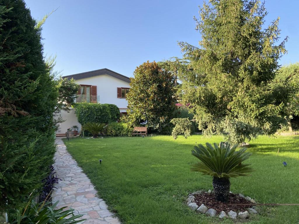 The House of Annie with magnificent garden - 5