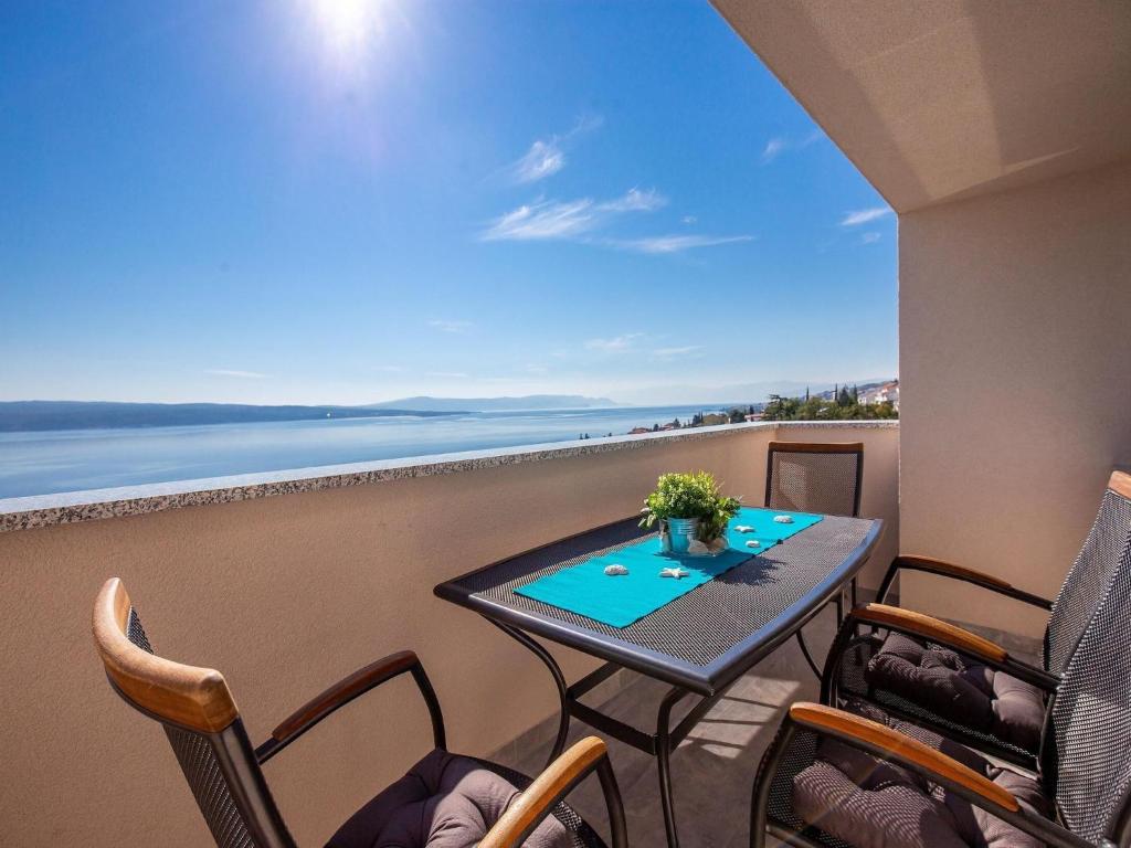 Charming Villa in Dramalj with Jacuzzi バルコニー/テラス