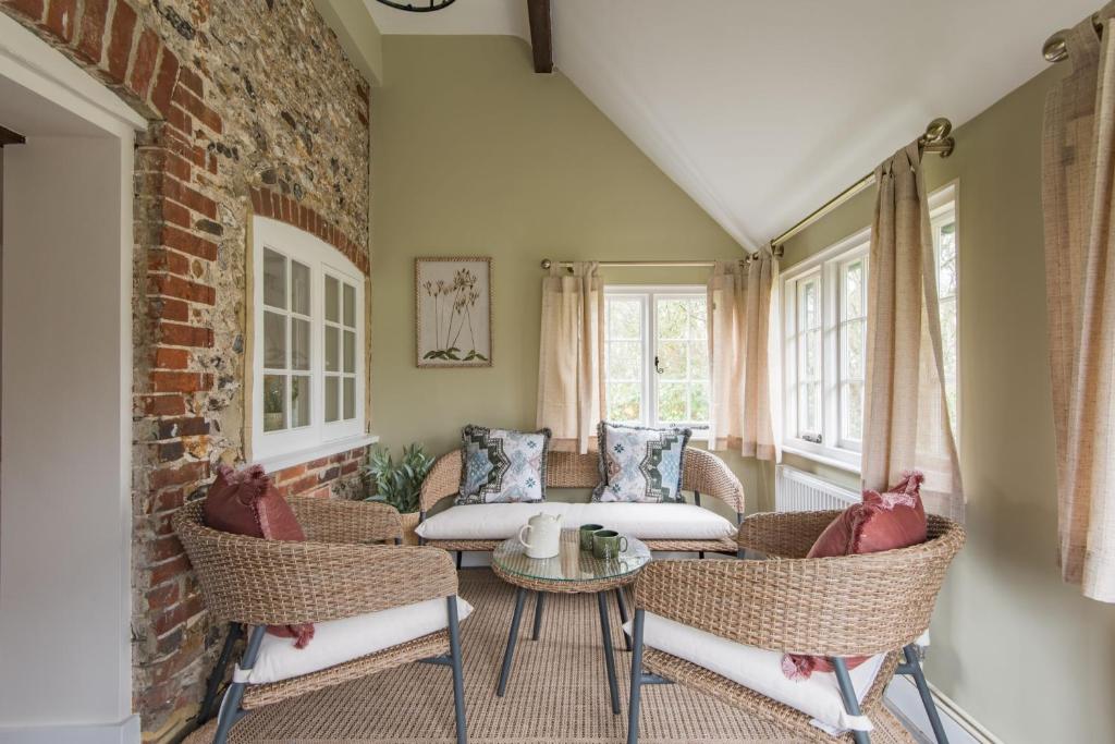 Crow Cottage by Bloom Stays, Faversham