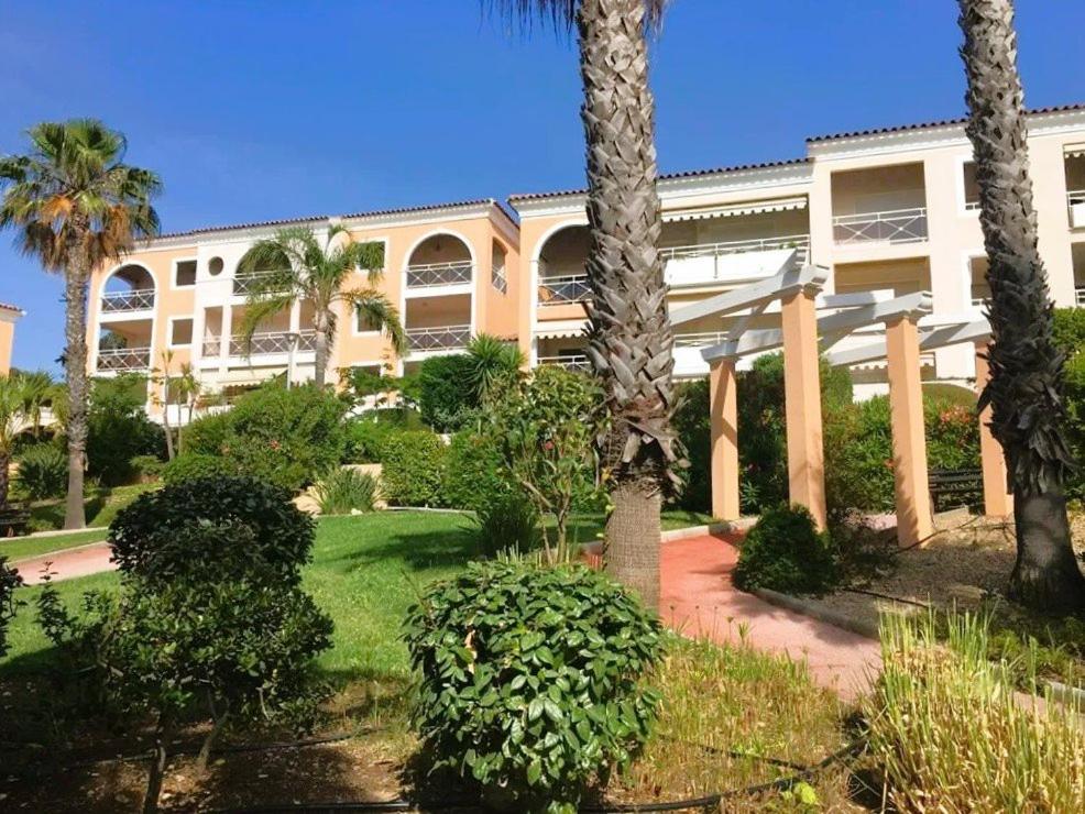 HYEGUY Appartement pour 3 personnes en rez de jardin avec piscine commune à Giens - 4