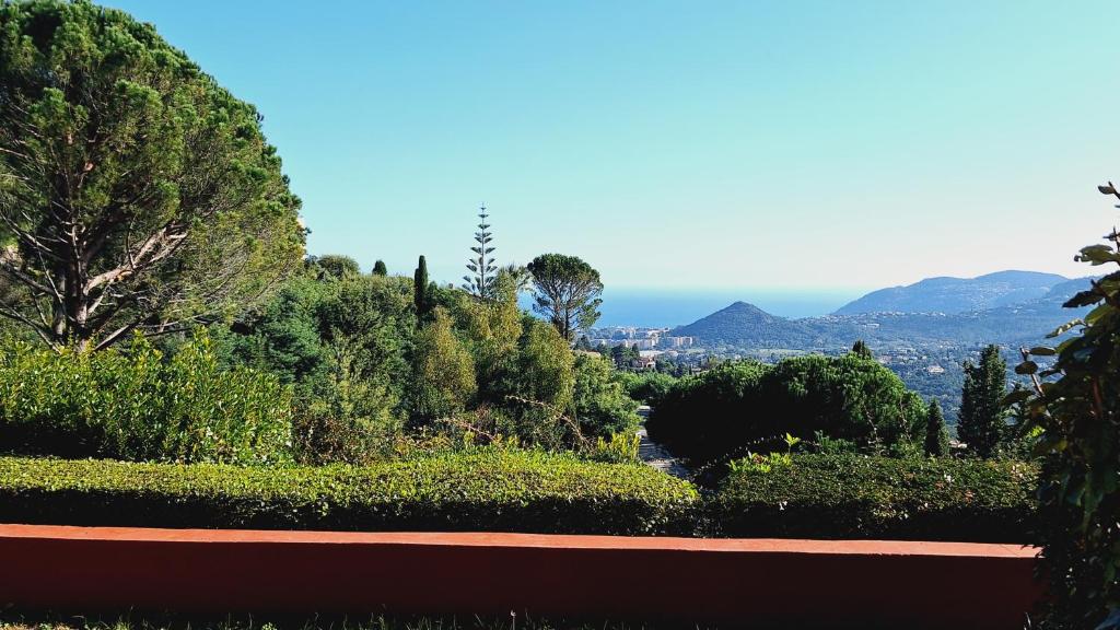 Superbe appartement terrasse piscine vue panoramique mer et montagnes - 2