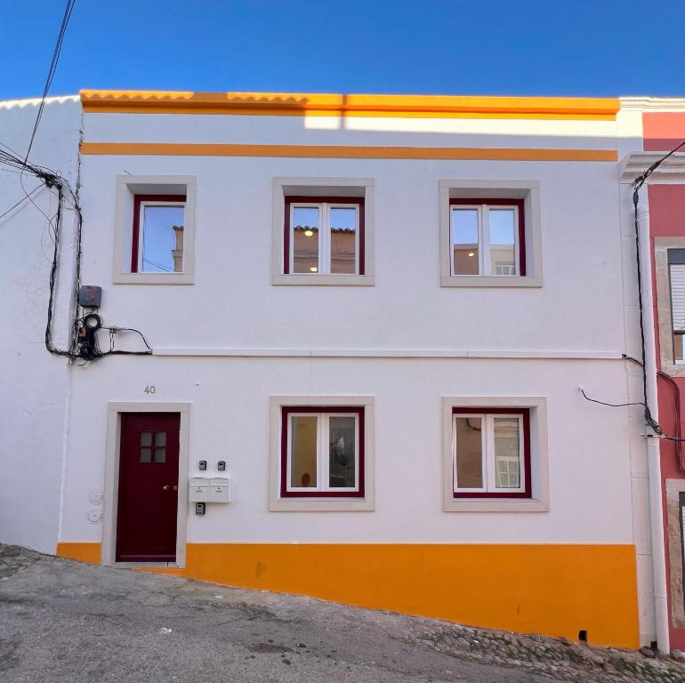 Central & Sunny Apt 10m to Beach, By TimeCooler, Setúbal