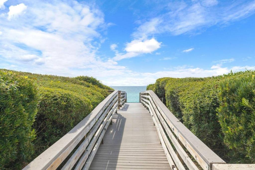 NEW 30A Beachfront Condo with Pool and 4 Beds with Gulf Views, Santa Rosa Beach