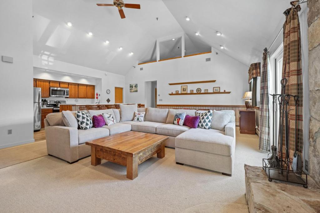 Stratton's Crown Point Mountain Views, Top Floor newlly furnished, Stratton