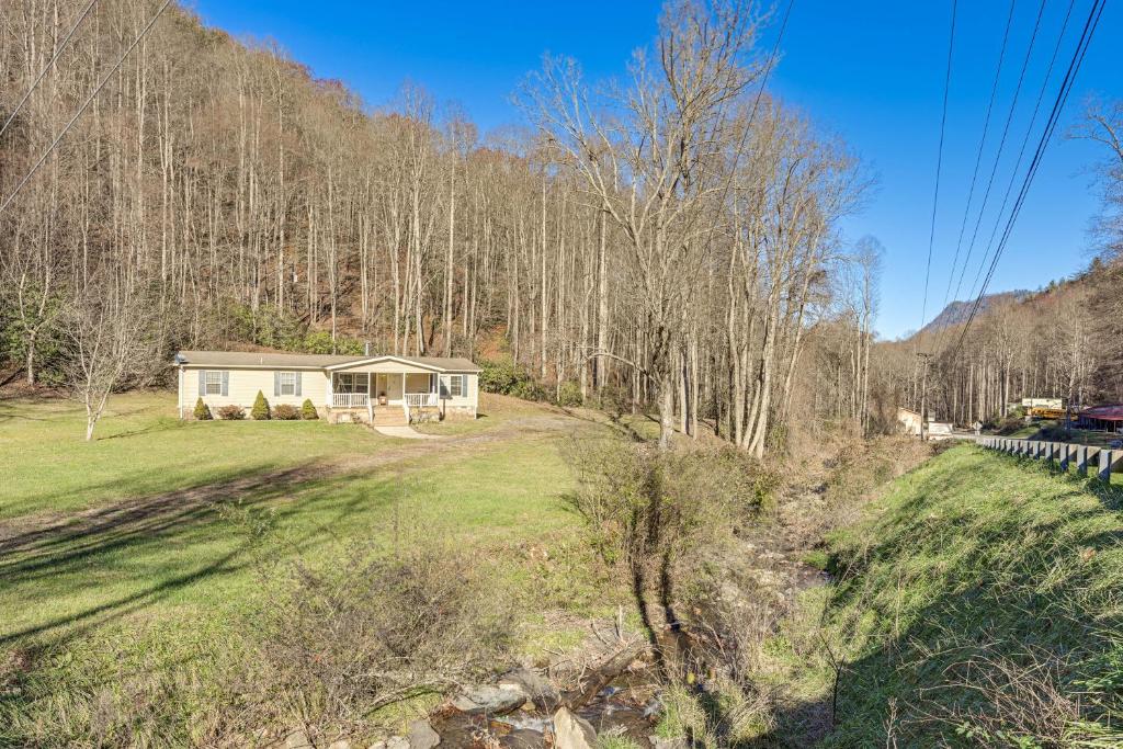 Creekside Haven with Fire Pit Near Nantahala River, Topton
