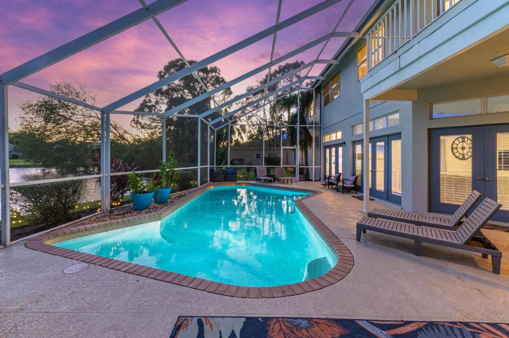 Relax & Play Luxe 3 BR Escape w Pool & Games, Bradenton