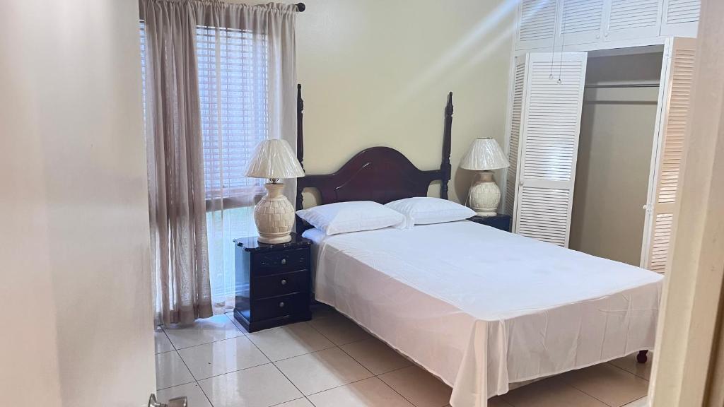 Gated Apt in Kingston Great Pool - Food and Fun, Kingston