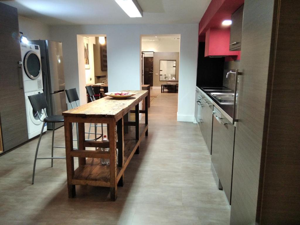 ApartEasy - MONUMENT, large, cosy apartment, Barcelona