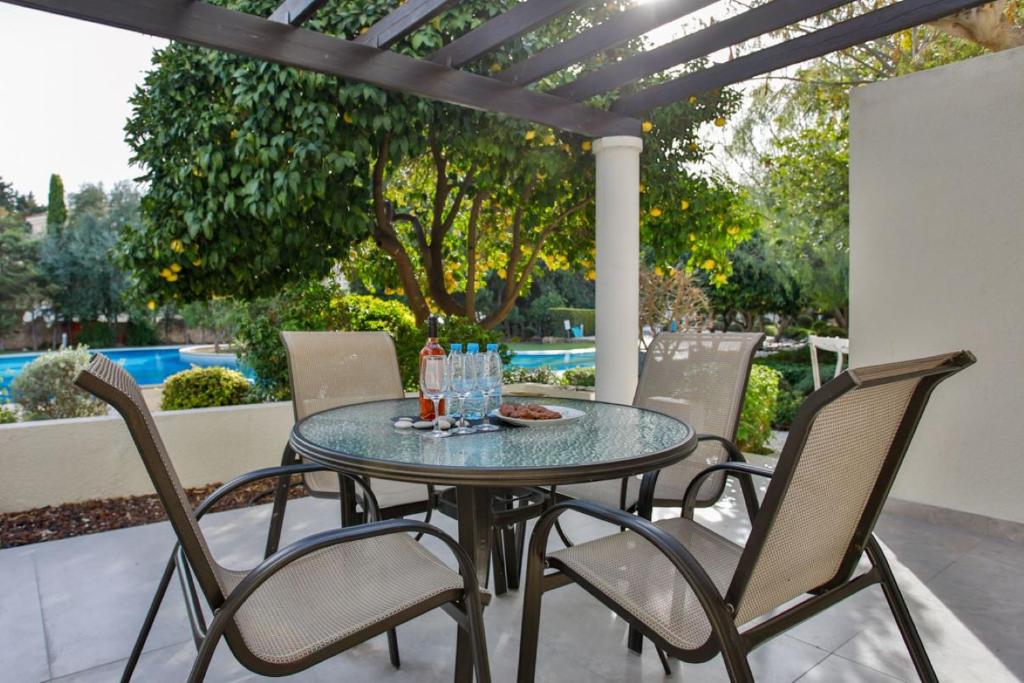 Stunning & Cosy, Direct Pool Access, 2BR, with Private Patio! Serenity Townhouse, Pafos