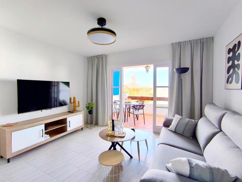 SUNLIT ISLE - heated pool, fibre net, Los Cristianos, Los Cristianos