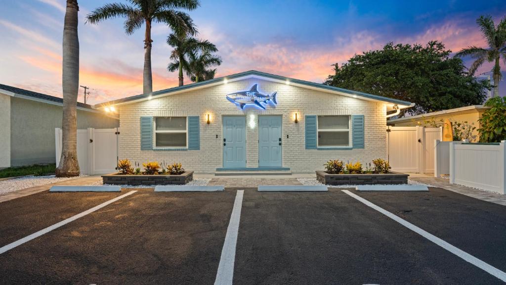 The Shark Tank Cocoa Beach - 4 2BR Units - 8BR Total - Each Unit Sleeps 5 - Walk to Beach & Downtown, Cocoa Beach