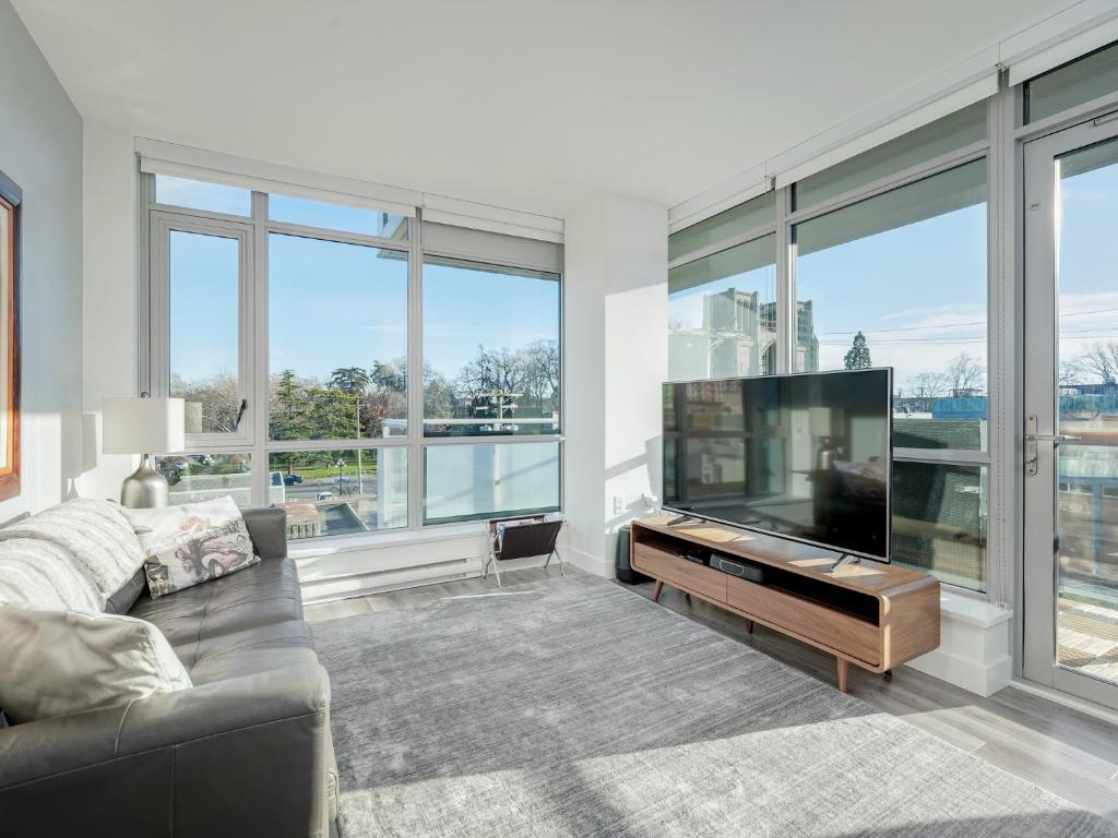 Escher Escape - Art-filled retreat with work desk by Victoria Prime!, Victoria