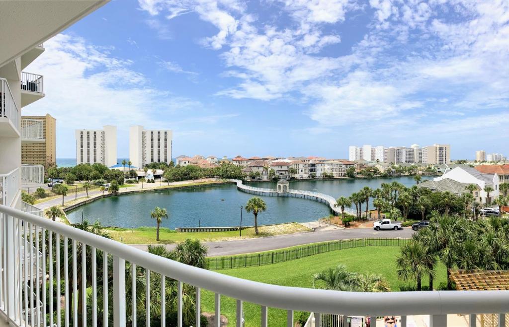 Terrace at Pelican Beach Resort, Pools, Hot Tubs, in the heart of Destin, Destin
