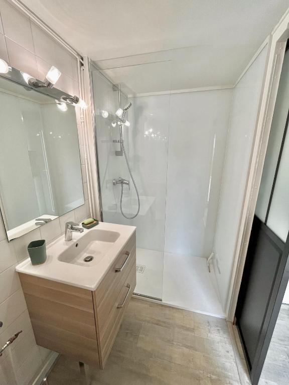 Studio avec cuisine, salle de bain et garage privé proximité 24h - 5
