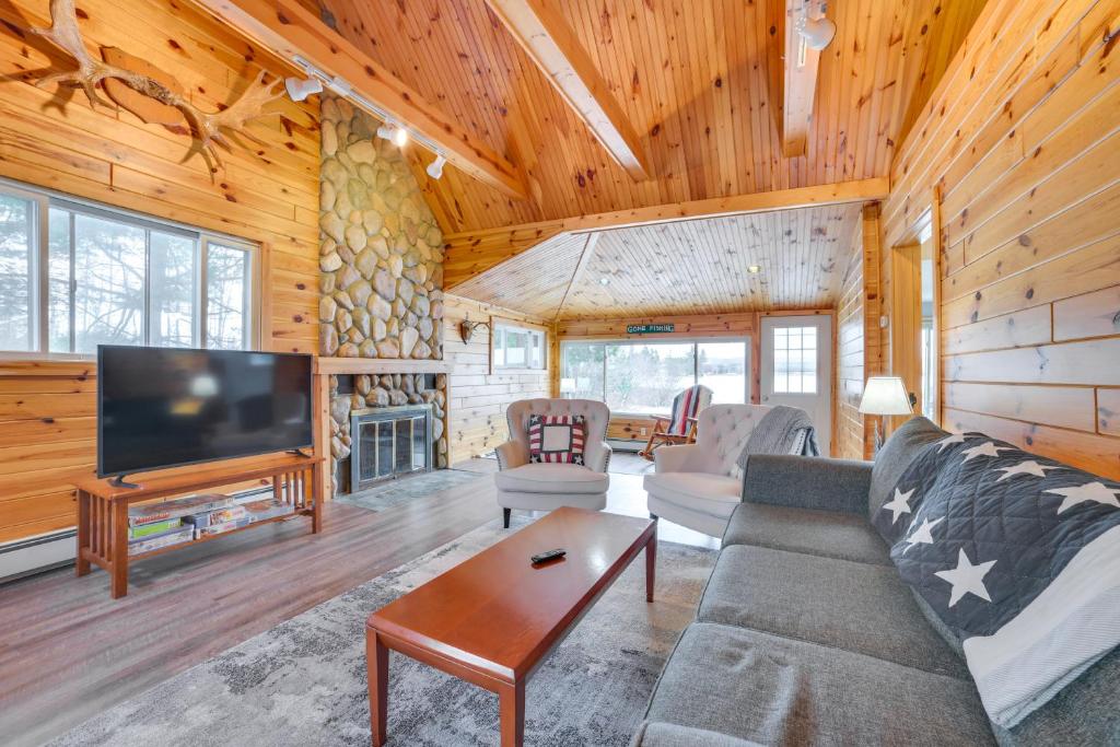 7 Mi to Nubs Nob Lakefront Abode with Fire Pit!, Petoskey