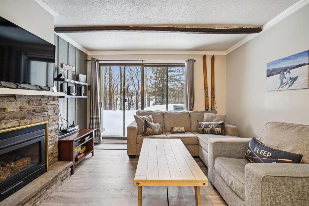 Whiffletree D2 3BR Condo with Fireplace, Ski Home, & Shuttle, Killington