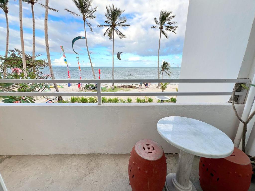 Beachfront Apartment with Two Queen Beds, Kitchen and Balcony, Boracay