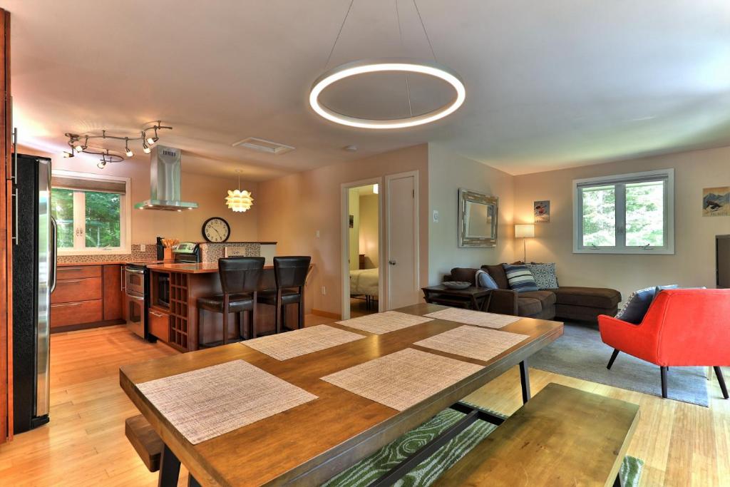 the SHACK - Three Bedroom Home Close to Ski Resort with Hot Tub, Killington