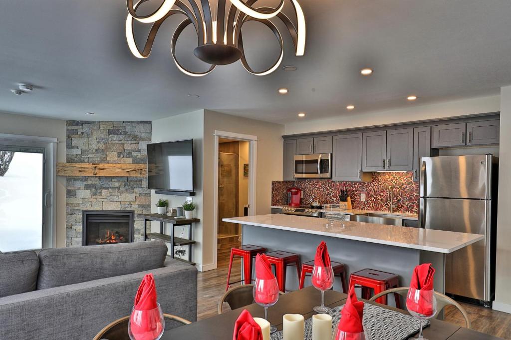 The Forest Fun Suite - 2RM-2BA Condo, Pool, Bus, King Bed, 2 Sofa Beds, Fireplace, Ski Rental Deals, Killington