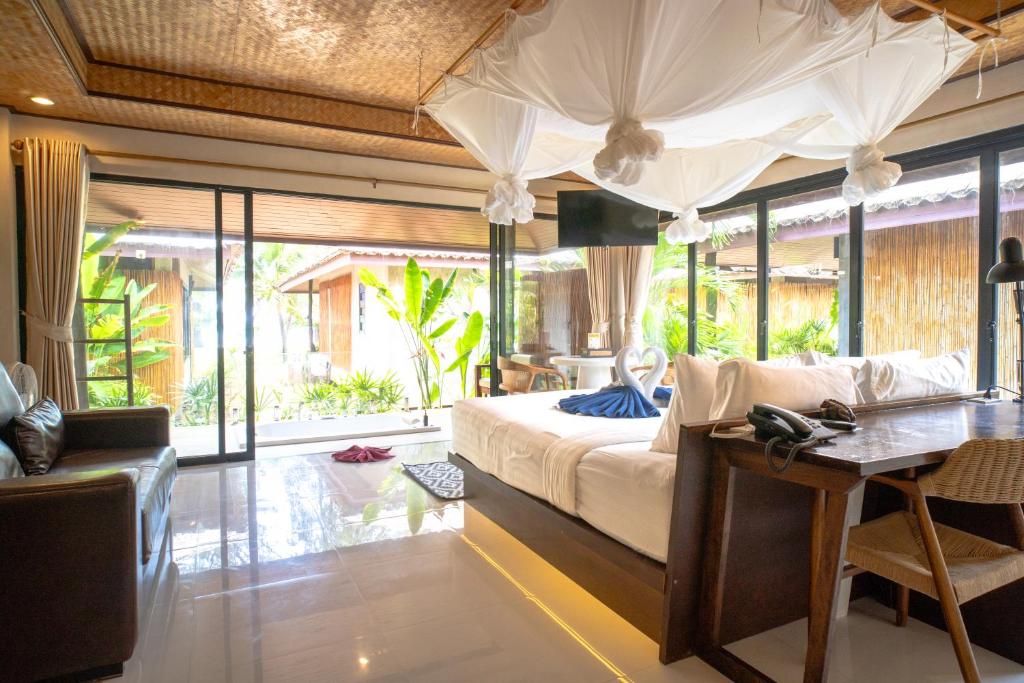 3. 롱 비치 샬레 ..