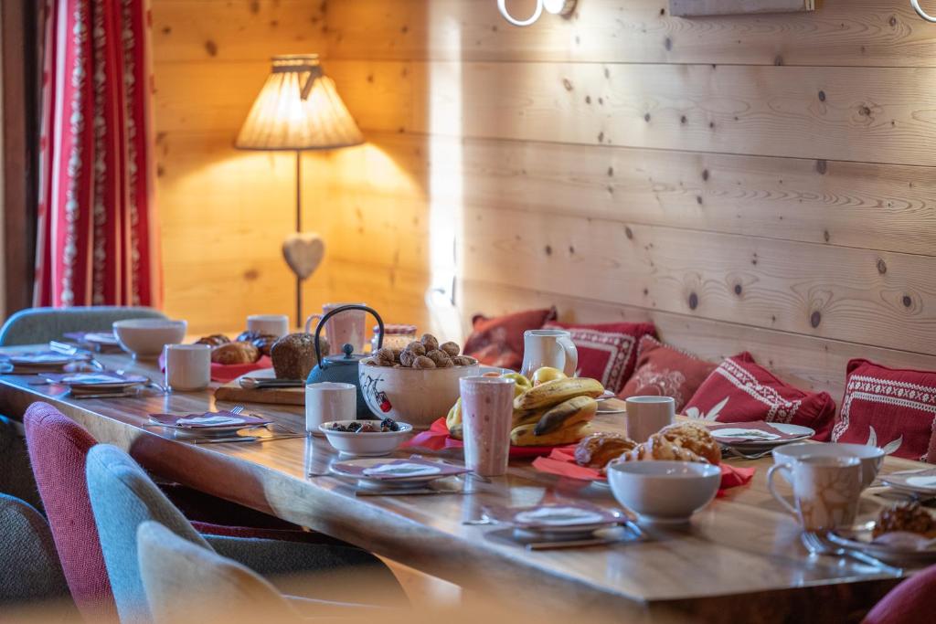 Chalet Alpe d'Huez 1850-Sea and Mountain Pleasure Avec 2 appartements- 1 Appartement 3 Chambres 8 Couchages - 3 Salles d'eau et 1 Appartement 5 Chambres 12 Couchages 5 Salles d'eau - Jacuzzi et Sauna -Pieds des Pistes et Centre - 3