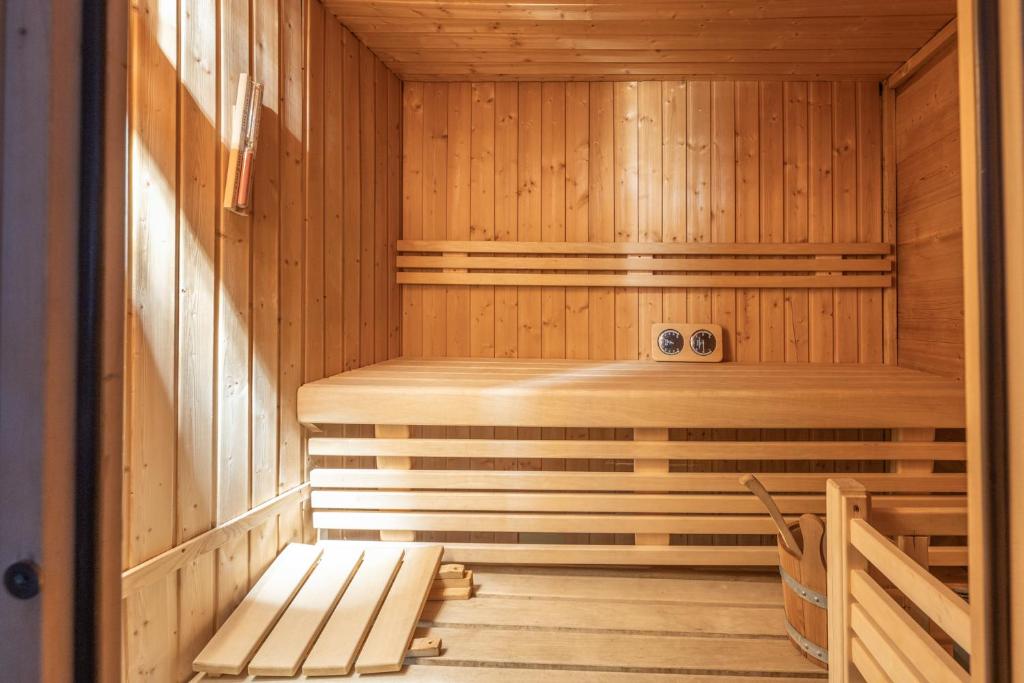 Chalet Alpe d'Huez 1850-Sea and Mountain Pleasure Avec 2 appartements- 1 Appartement 3 Chambres 8 Couchages - 3 Salles d'eau et 1 Appartement 5 Chambres 12 Couchages 5 Salles d'eau - Jacuzzi et Sauna -Pieds des Pistes et Centre - 4