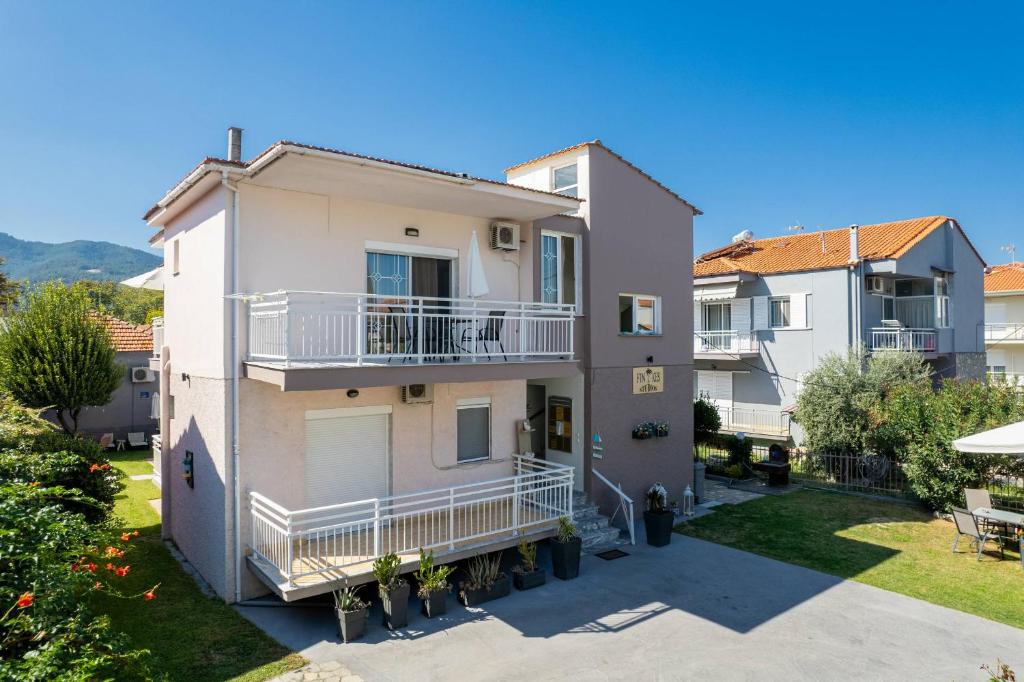 Finikes Studios, Limenas