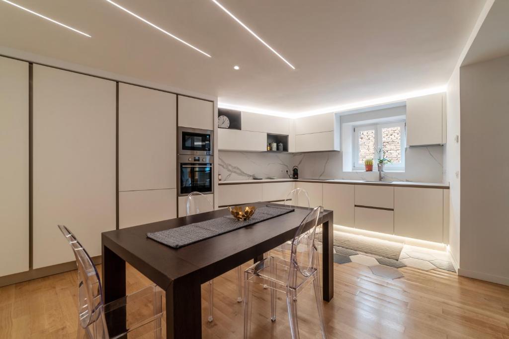 Luxury 3 beds 3 baths, few steps from city center - 2