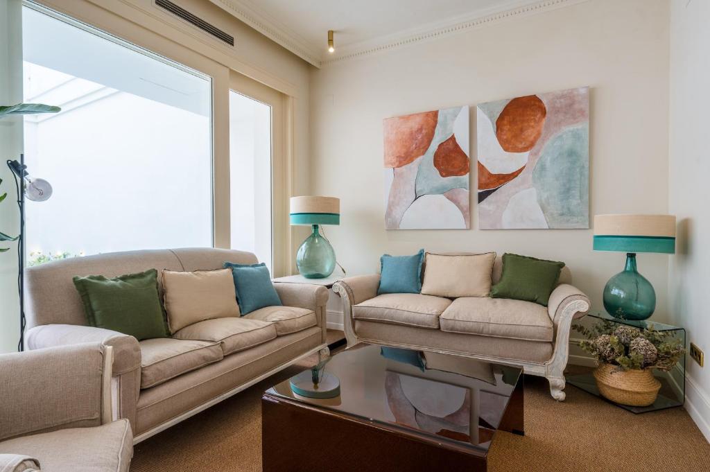 Luxurious Apartment with Andalusian Patio and Pool, Facing the Cathedral - 4