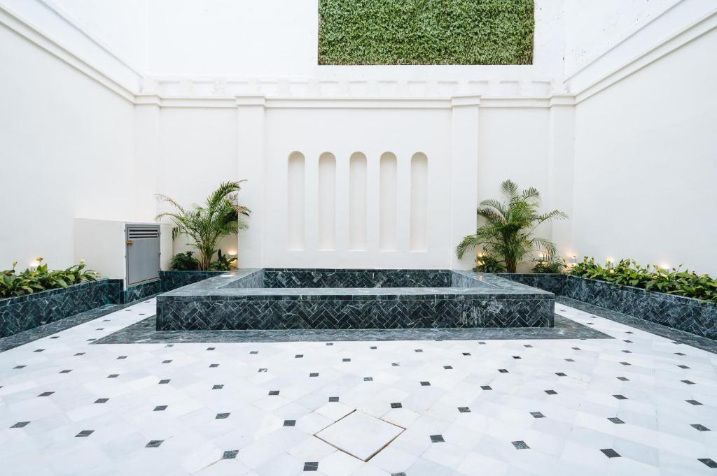 Luxurious Apartment with Andalusian Patio and Pool, Facing the Cathedral - 2
