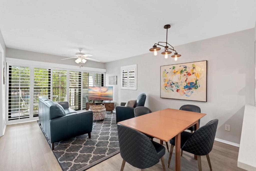 Corner Unit With Lake and Fountain Views, Naples