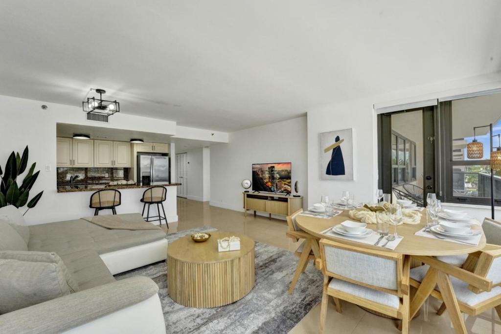 Beautiful Oceanview Condo with Beach Service 504, Miami Beach