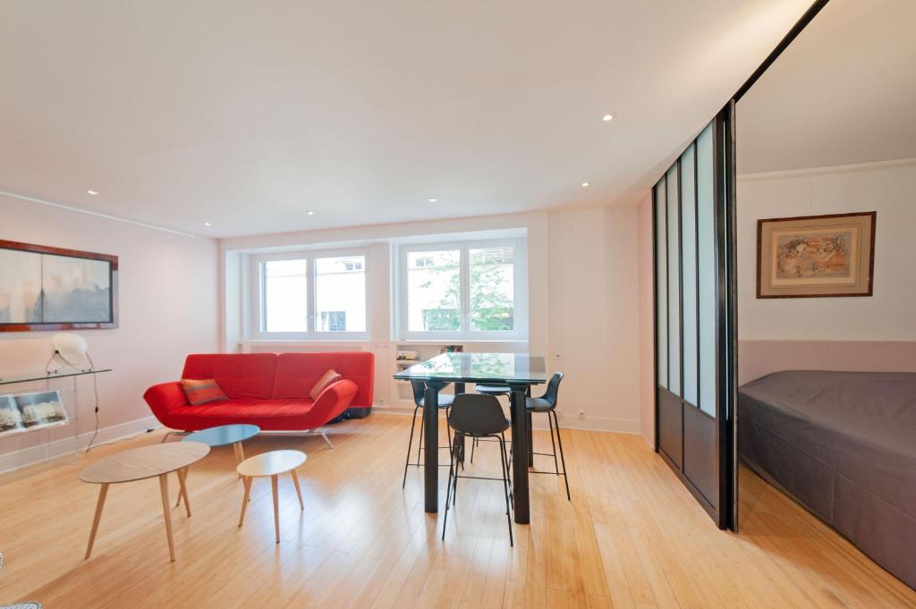 large pleasant studio alcove in center - 2