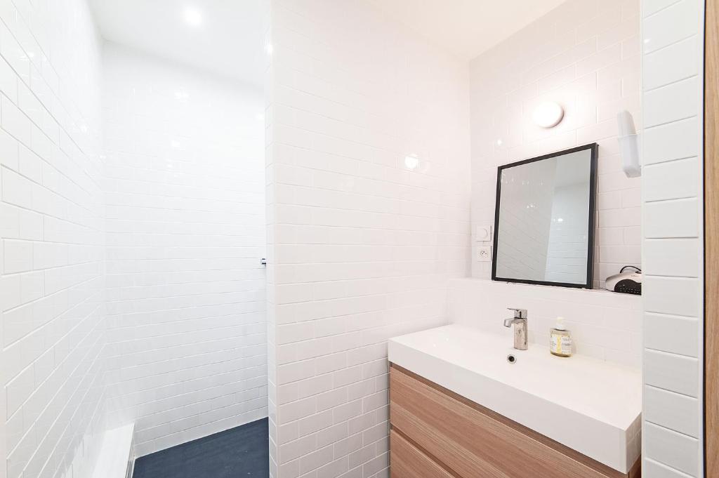 large pleasant studio alcove in center - 3