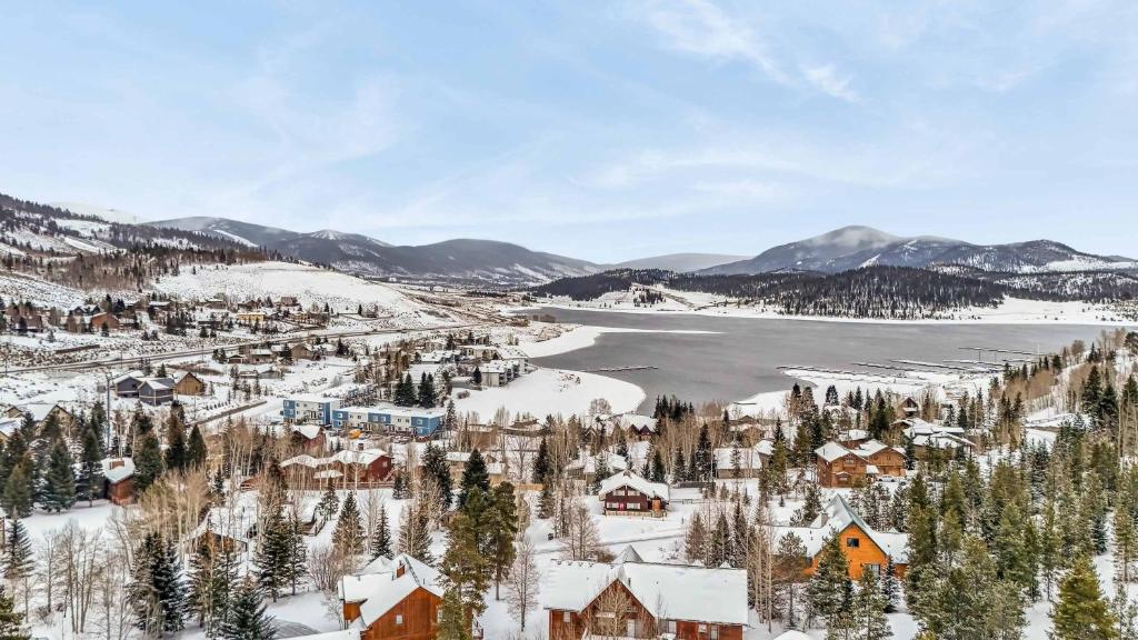 Dillon Retreat with Lake Views and Private Hot Tub, Dillon