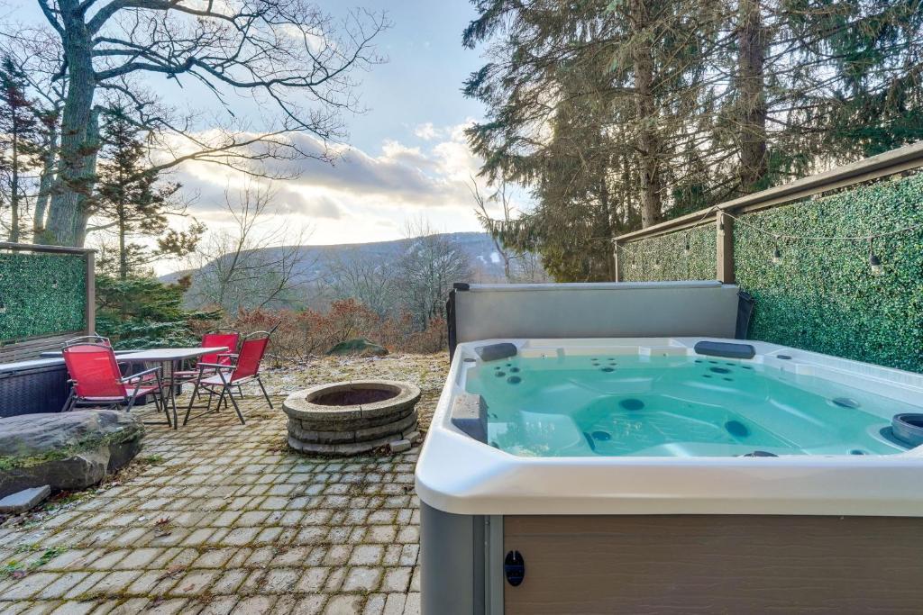 Mtn-View Gem with Deck and Hot Tub in Tannersville, Tannersville
