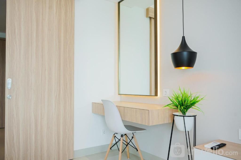 Comfy and Minimalist Studio at Embarcadero Bintaro Apartment By Travelio, Tangerang
