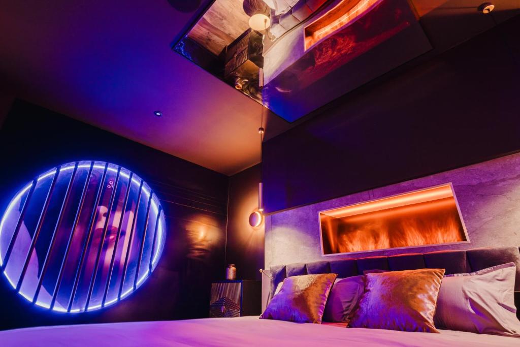Love Room Les Private Places - Lit King Size et Jacuzzi Privé - 5