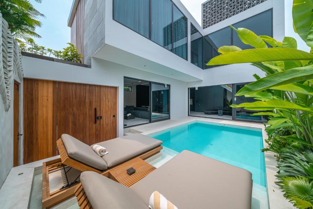 Under The Palms - A Luxurious 3-BR Villa in Canggu, Tumbak Bayuh