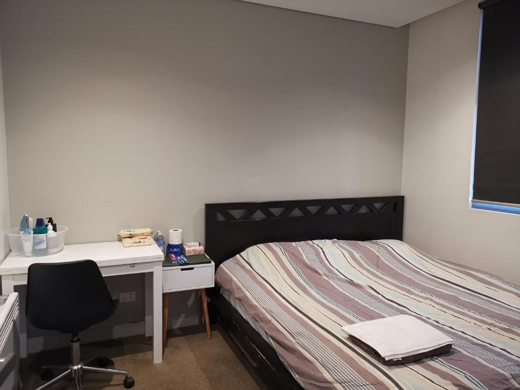 Room with king-size bed close to Melbourne CBD & Southern Cross Station, Melbourne