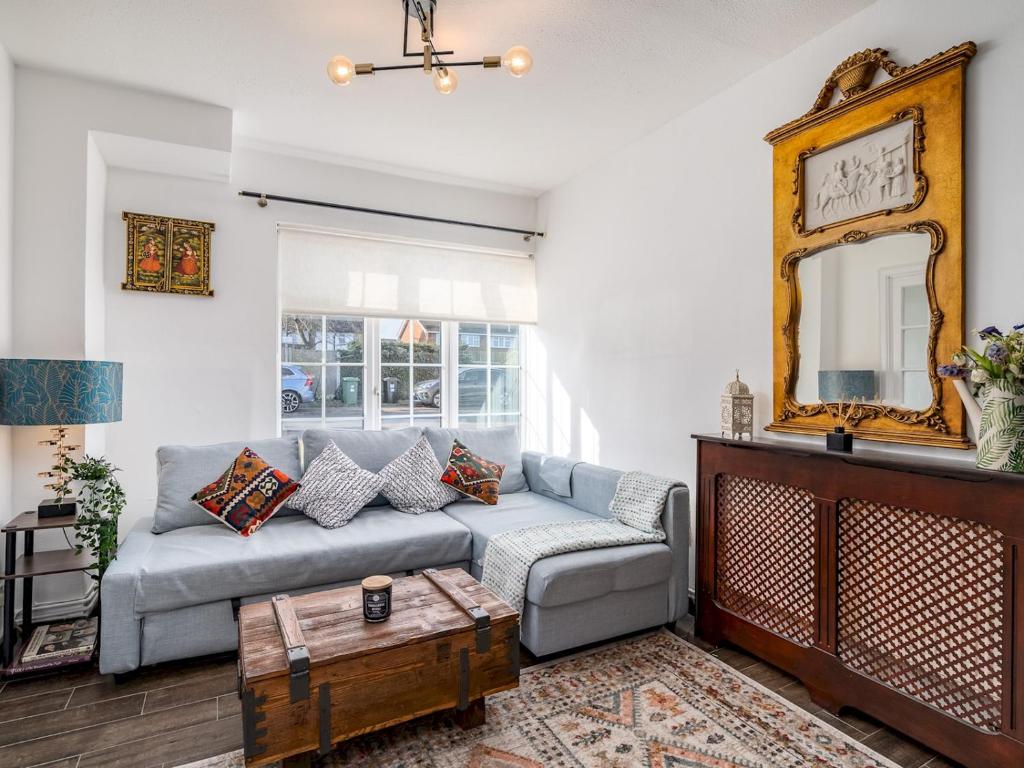 Pass the Keys Stylish Family Friendly 3 Bed Home in Borehamwood, Borehamwood