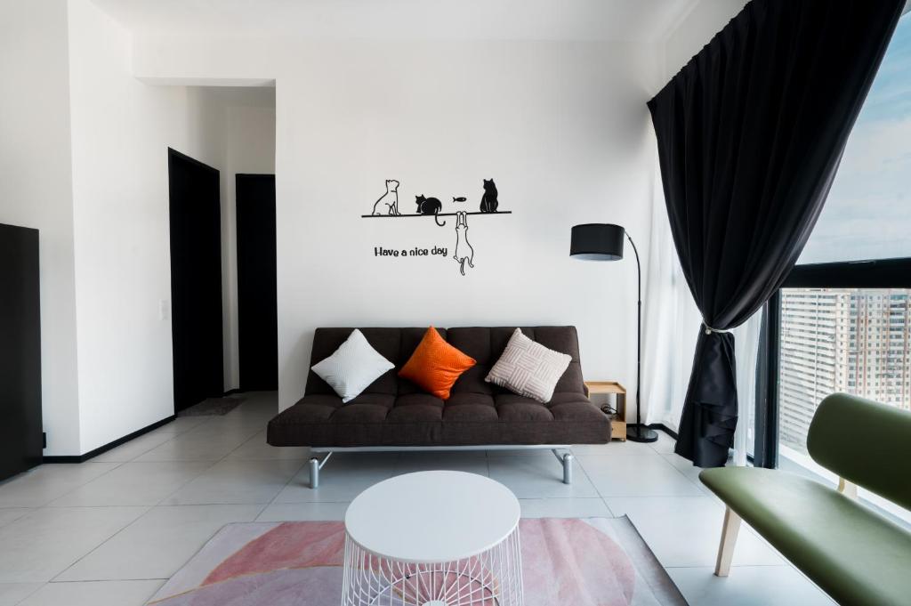 Seaview Infinity Pool 2BR 2CP 8Pax Urban Suite 251, George Town