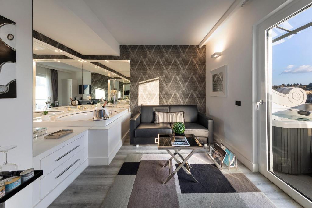 Hot tub, LHP Hotel River in Florence