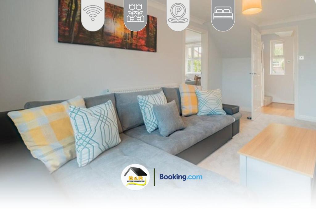 3 Bed Detached House By B and R Serviced Accommodation Amesbury With Free Parking & Garden, Amesbury