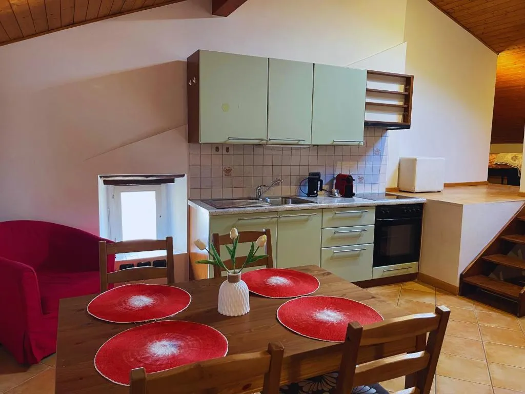 Mansarda di 40 mq a Chiasso, hotel en Chiasso